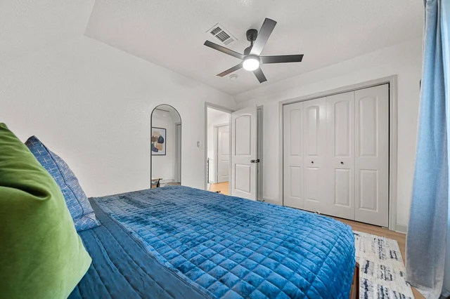 Bedroom 6 image 1
