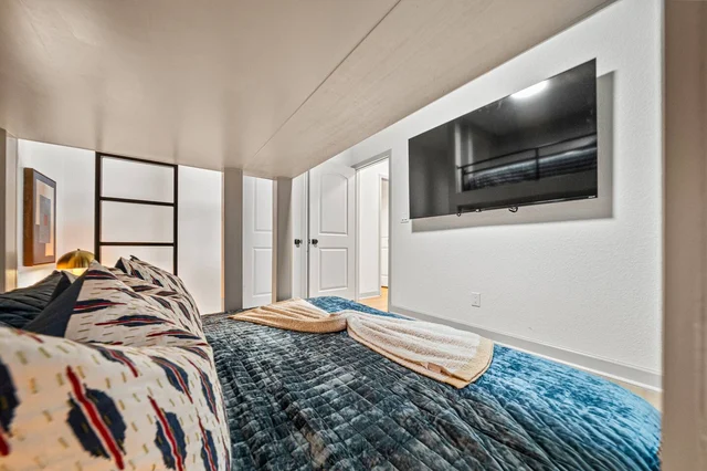 Bedroom 10 image 1