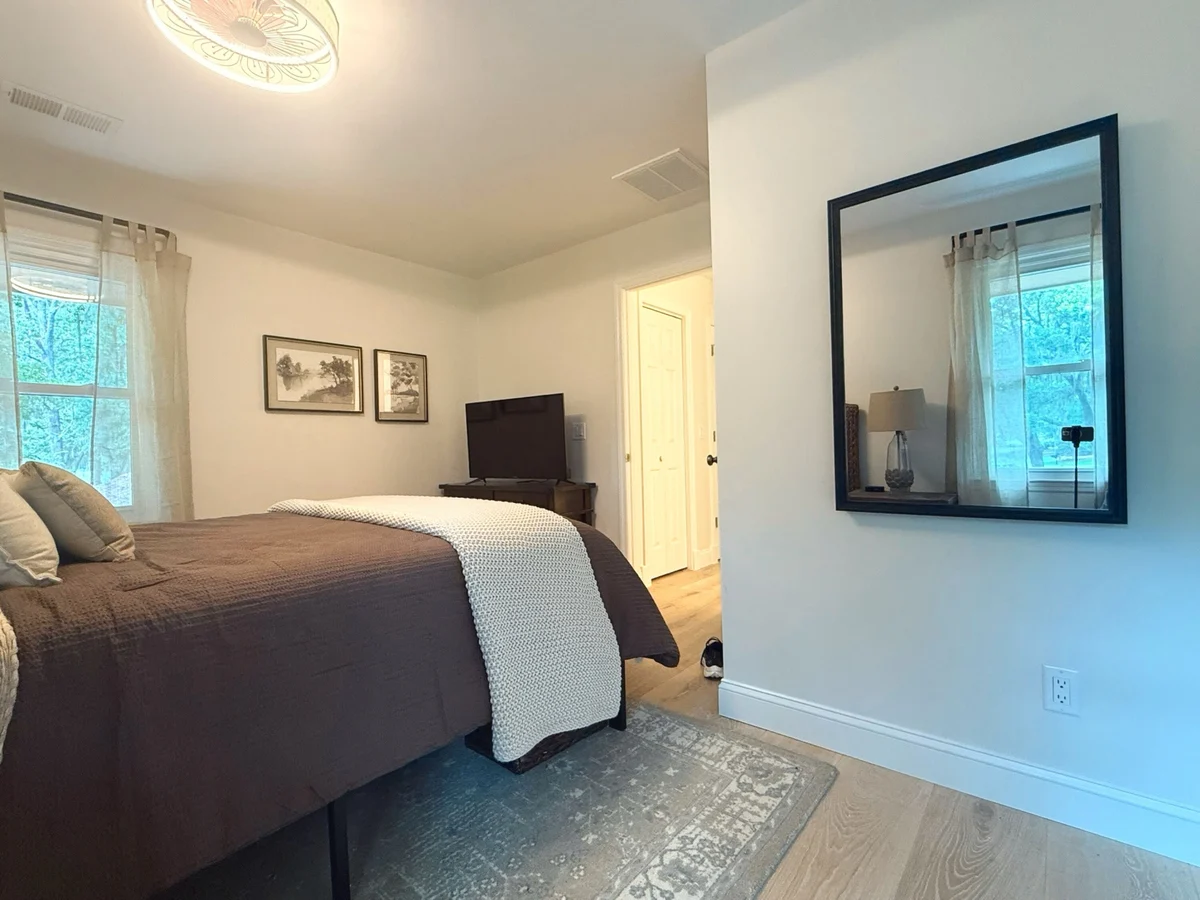 Bedroom 5 image 1