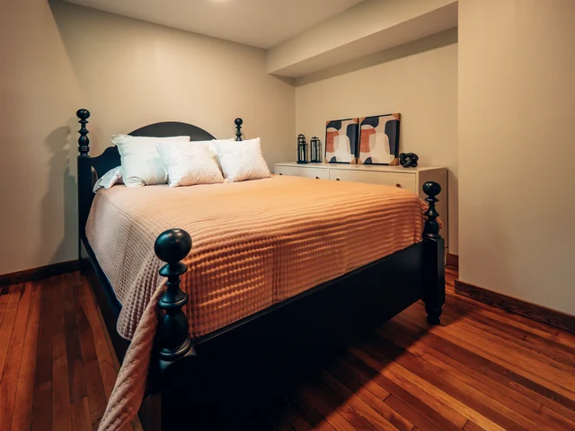 Bedroom 6 image 1