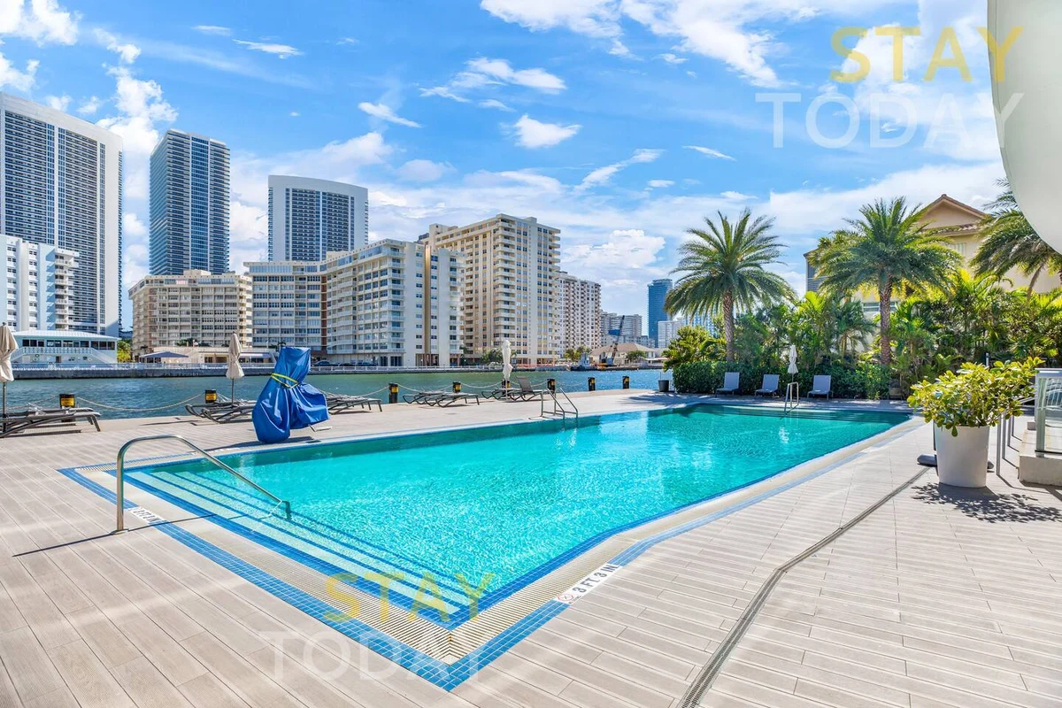 Condo in Hallandale Beach property photo 5