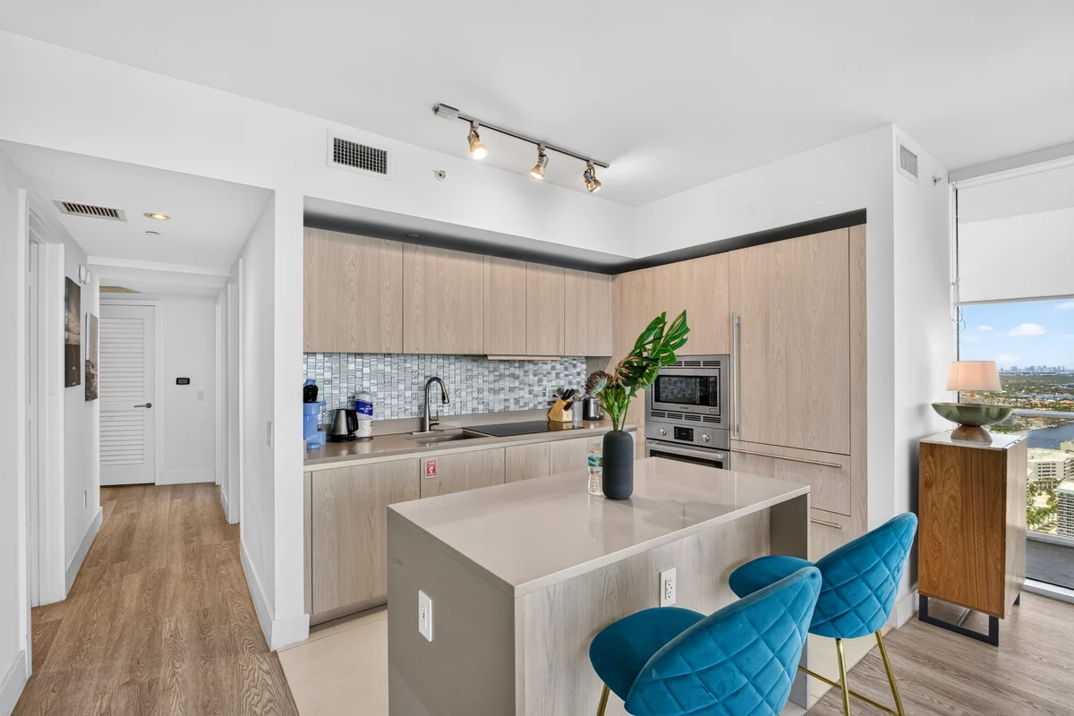 Condo in Hollywood property photo 3