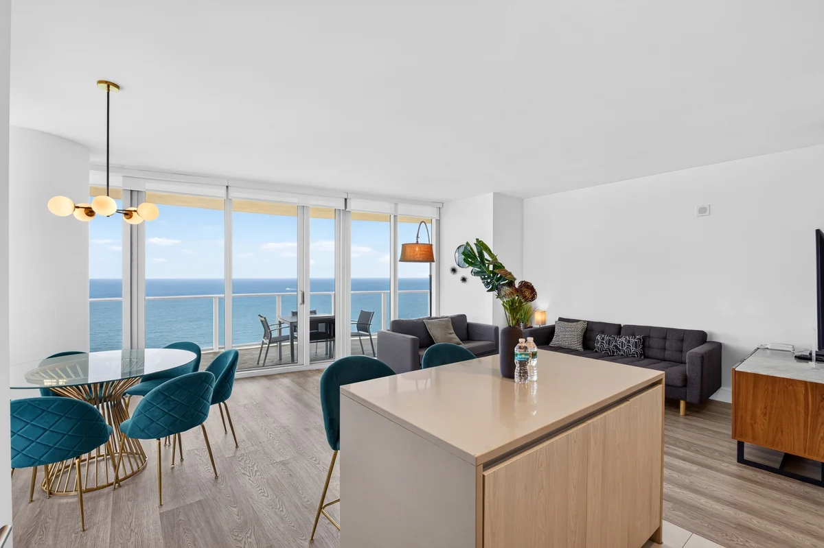 Condo in Hollywood property photo 5
