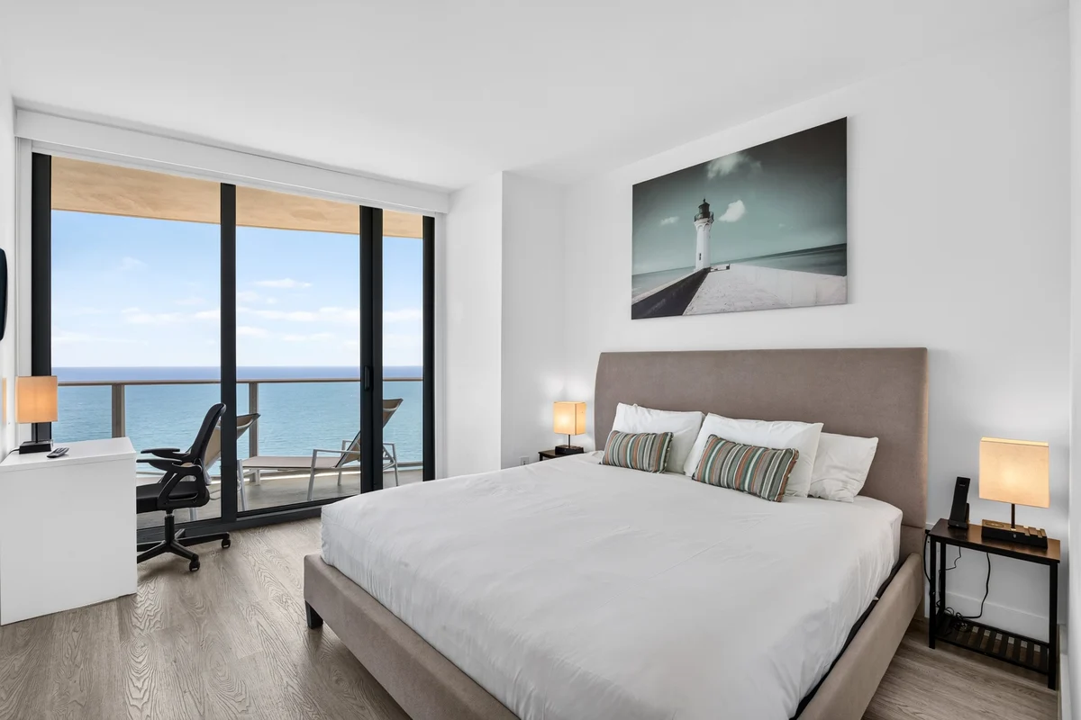 Condo in Hollywood property photo 2