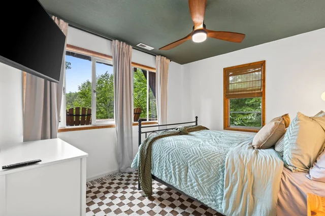 Bedroom 6 image 1