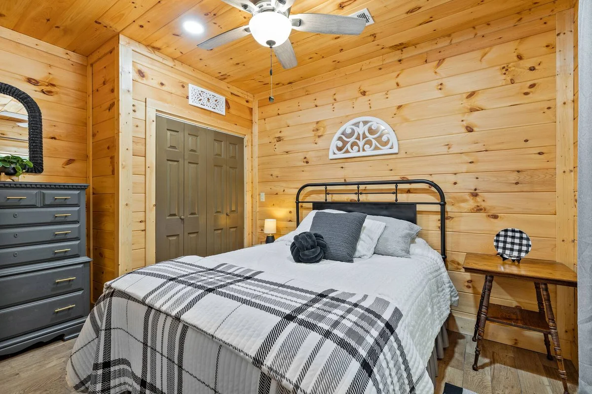 Bedroom 6 image 1