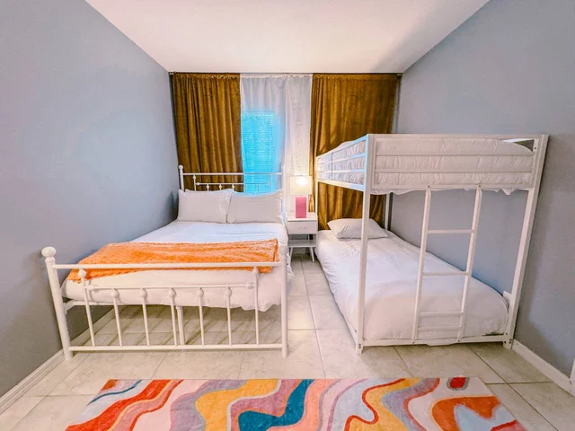 Bedroom 5 image 1