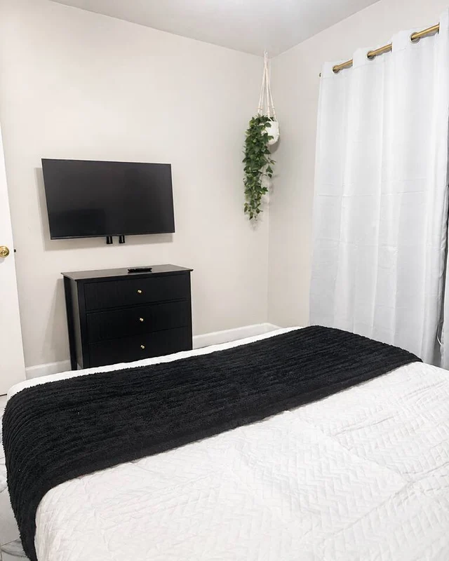 Bedroom 6 image 1