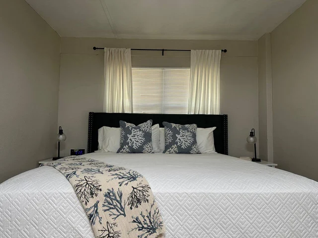 Bedroom 6 image 1