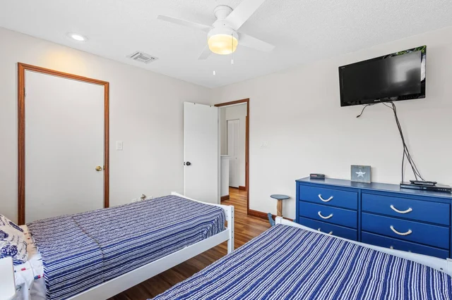 Bedroom 5 image 1