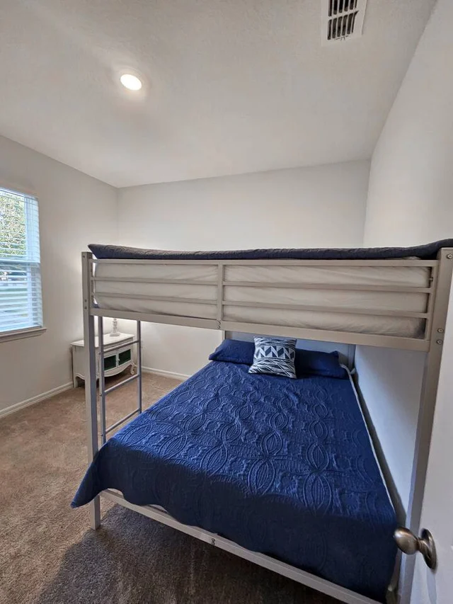 Bedroom 5 image 1
