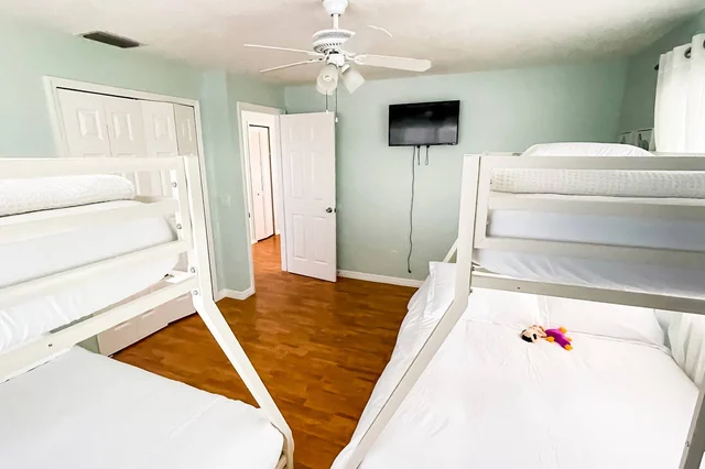 Bedroom 6 image 1