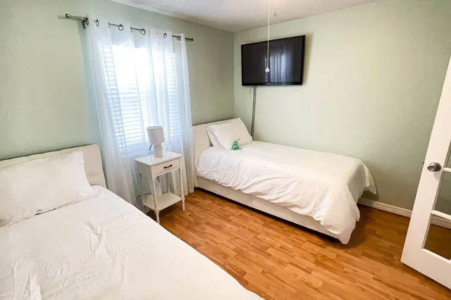 Bedroom 7 image 1