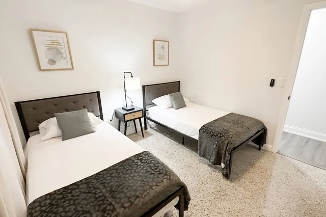 Bedroom 5 image 1