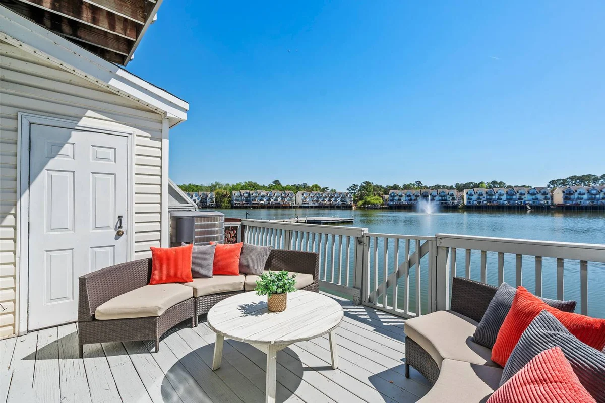 Live on the Water Lake Palmetto Palm w/ Patio - 10Min to Downtown & Beaches property photo 2