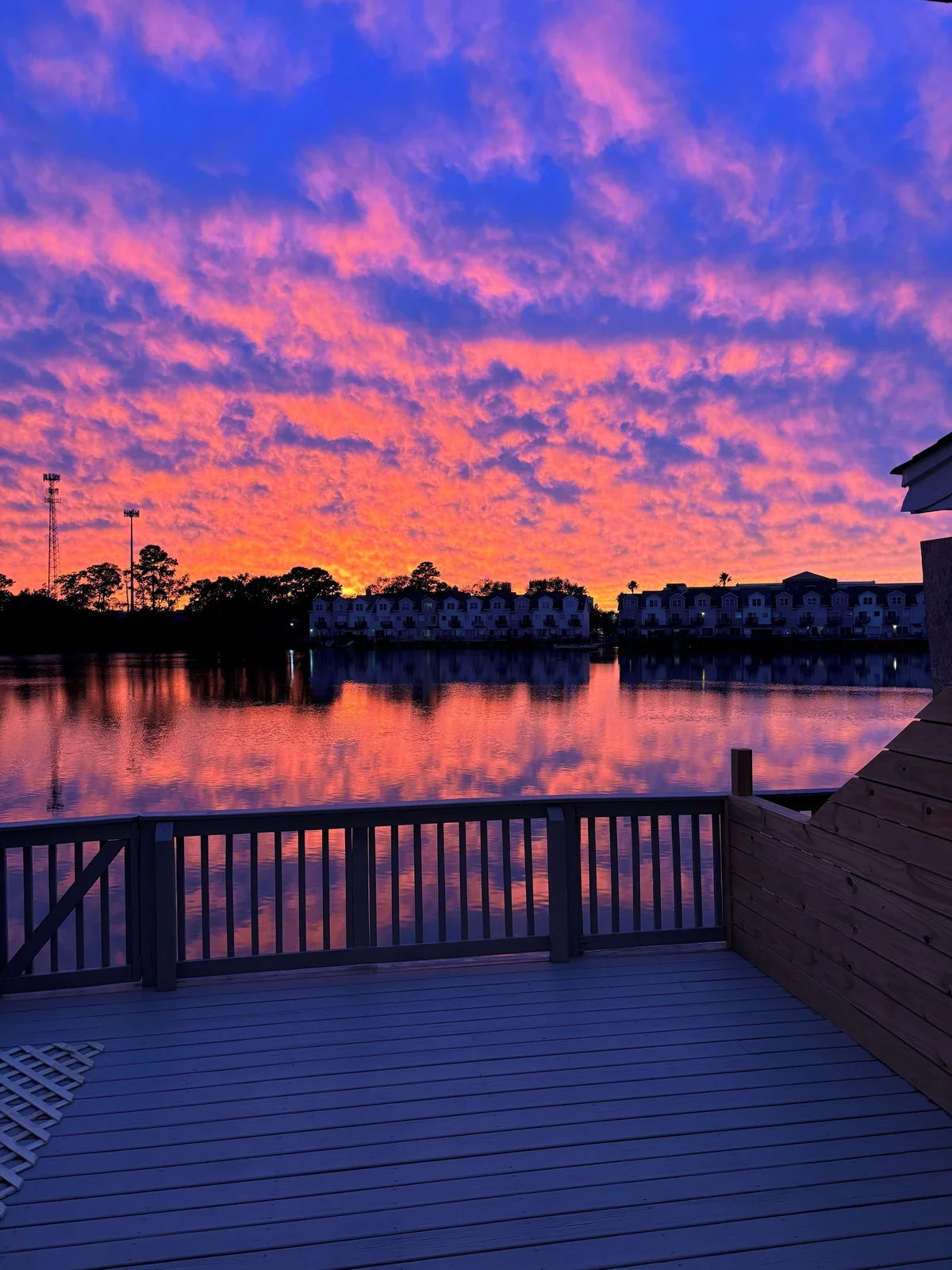Sunset Serenity, Waterfront, 10Min - KingSt & Beach property photo 1