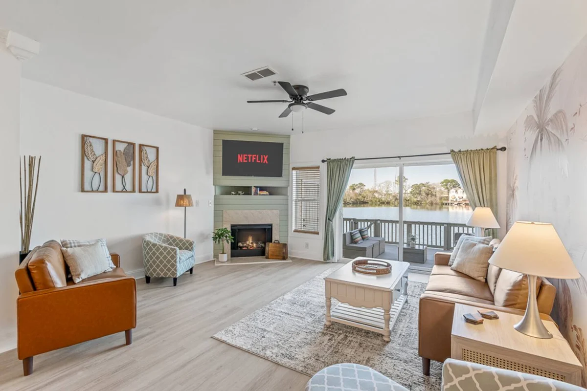 Sunset Serenity, Waterfront, 10Min - KingSt & Beach property photo 2