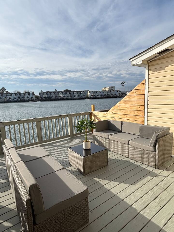 Sunset Serenity, Waterfront, 10Min - KingSt & Beach property photo 4
