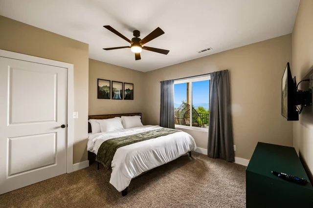 Bedroom 8 image 1