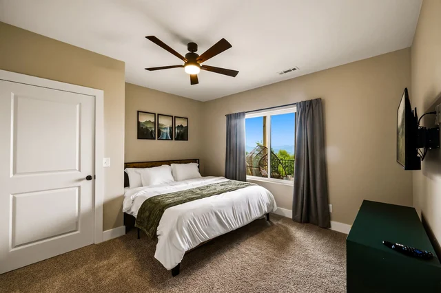 Bedroom 9 image 1