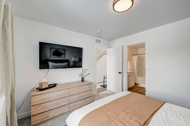 Bedroom 7 image 1