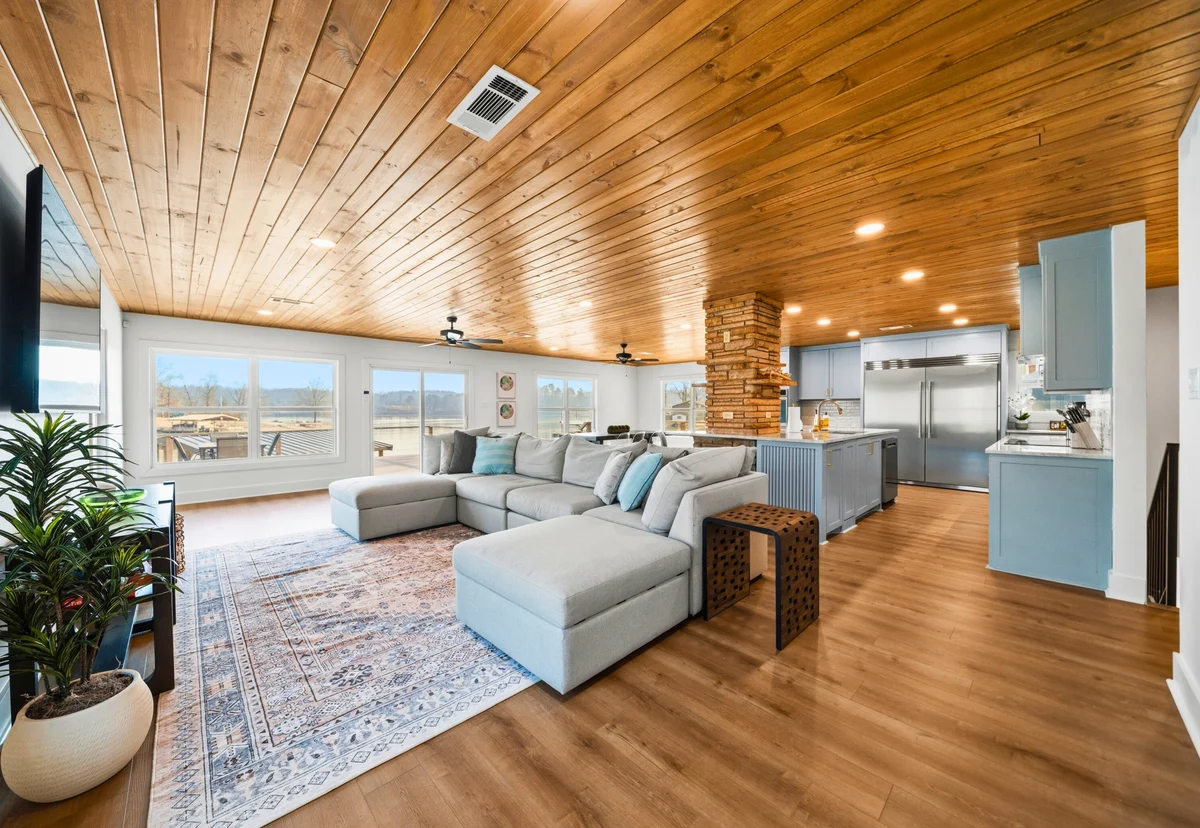Water's Edge property photo 4