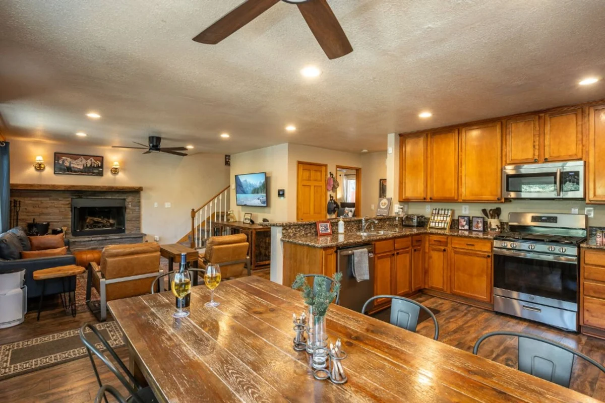 Pups and Pine Lodge, w/ BBQ Deck, Hot tub & Games property photo 3