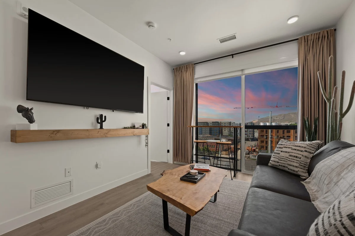 Luxe Downtown Stay - Pool, Sauna, Parking & Views property photo 5