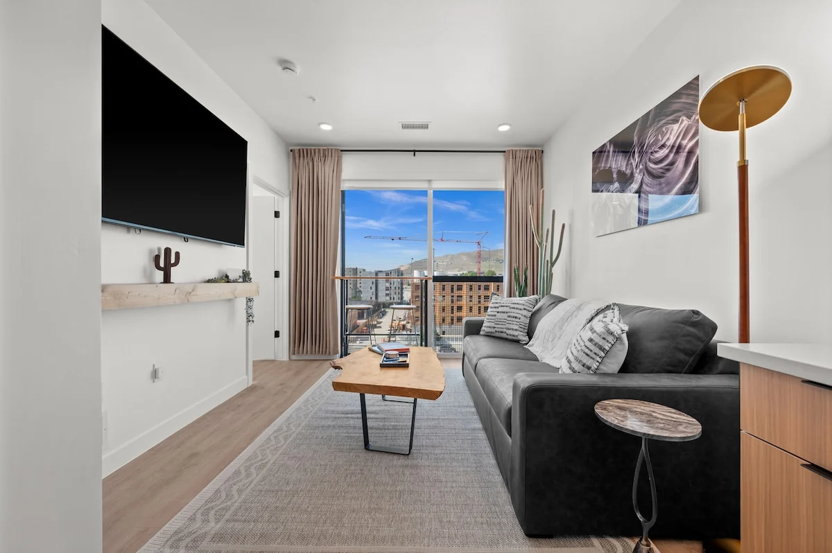 Luxe Downtown Stay - Pool, Sauna, Parking & Views property photo 4