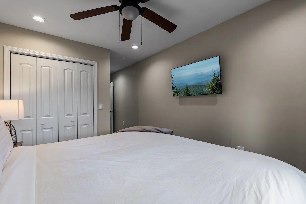 Bedroom 7 image 1
