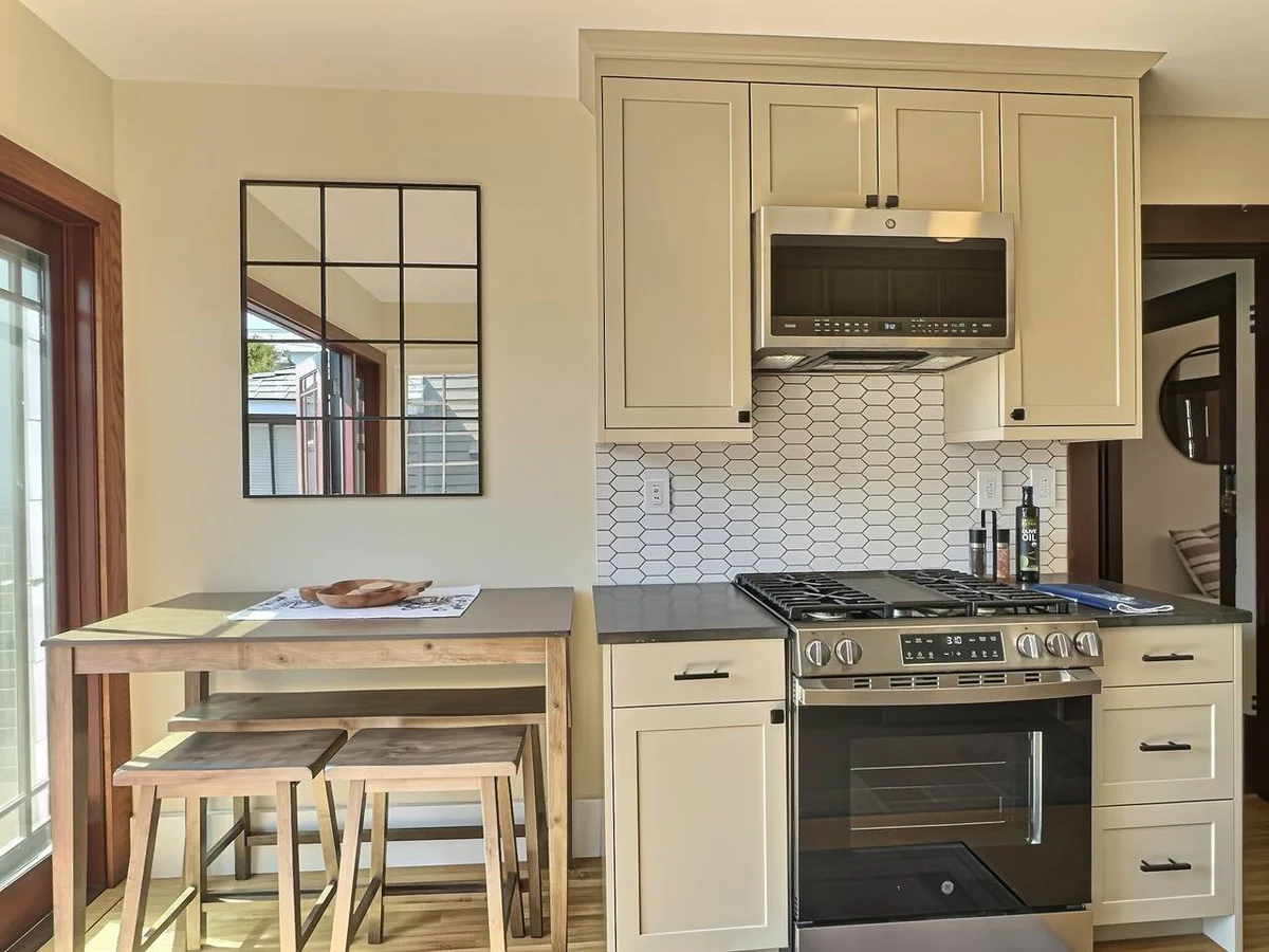 Pet-Friendly Alki, Sound Views property photo 3