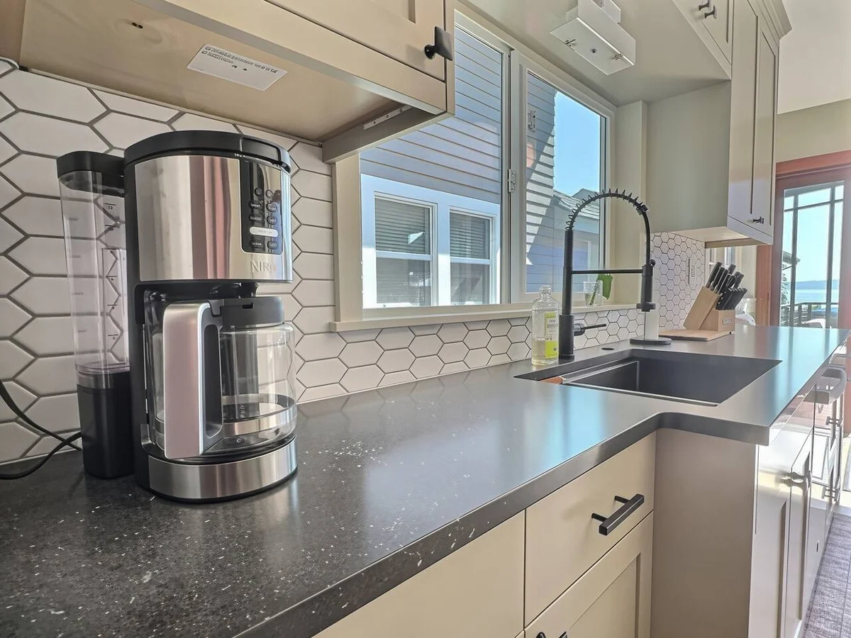 Pet-Friendly Alki, Sound Views property photo 5