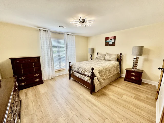 Bedroom 5 image 1