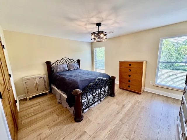 Bedroom 6 image 1