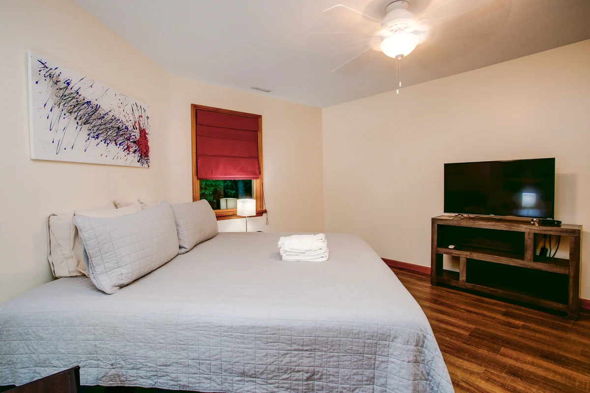 Bedroom 5 image 1