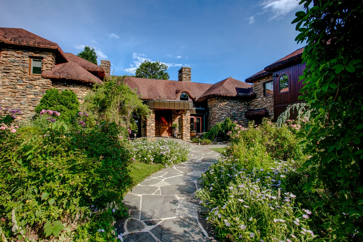 Home in Hendersonville property photo 3