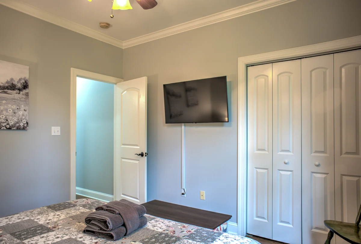 Bedroom 6 image 1