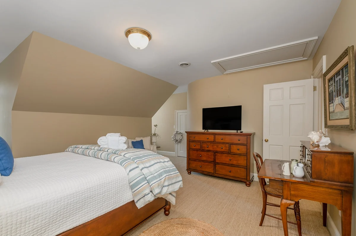 Bedroom 3 image 1