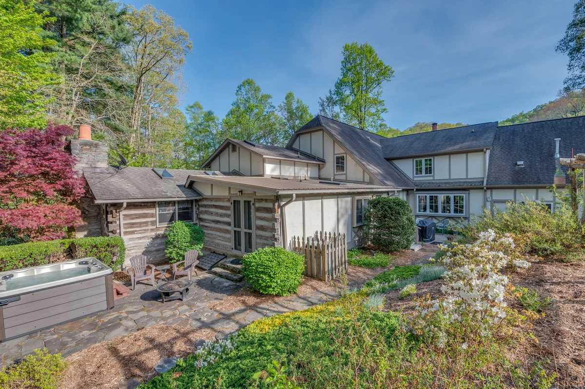 Home in Hendersonville property photo 4