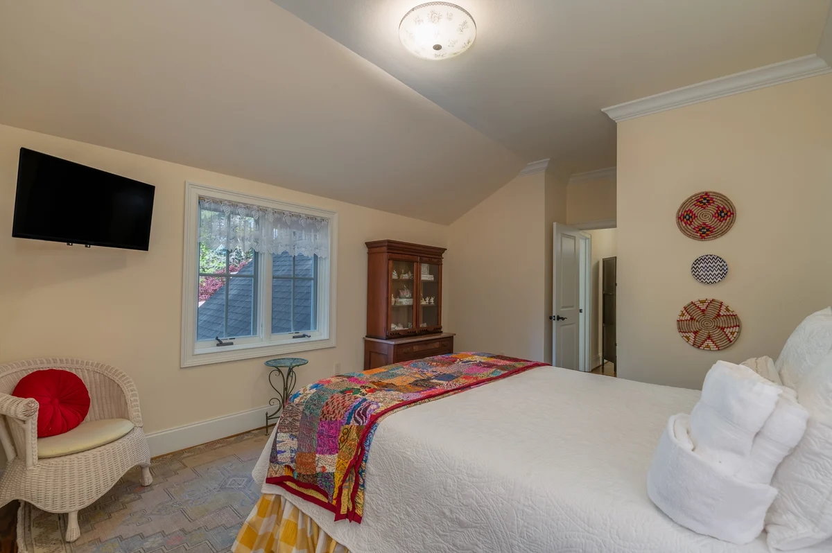 Bedroom 7 image 1