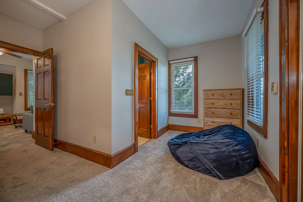 Bedroom 5 image 1