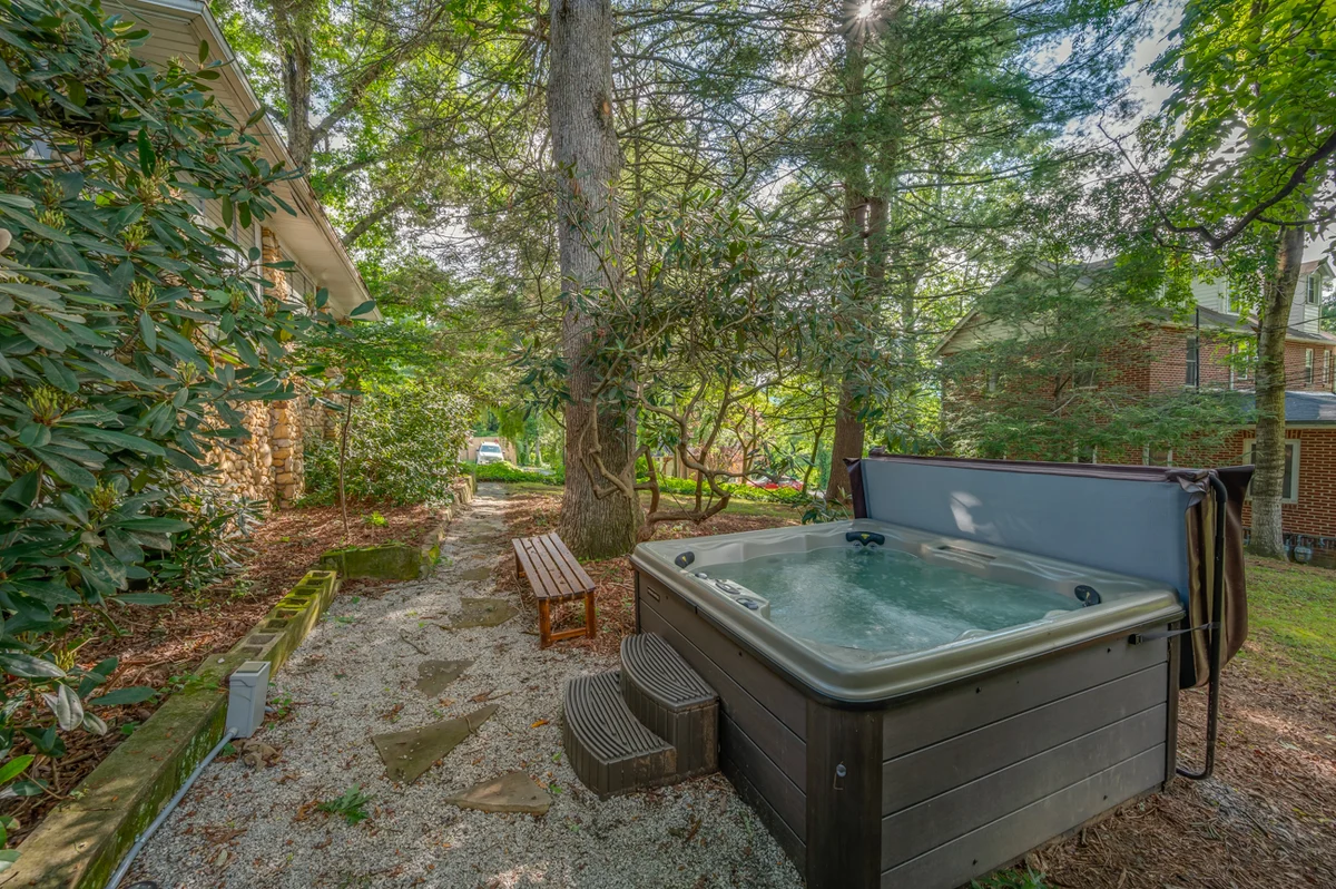 Home in Hendersonville property photo 4