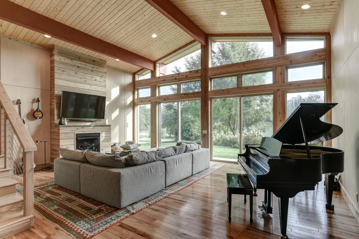 Home in Hendersonville property photo 2