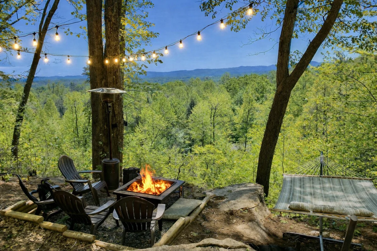Home in Hendersonville property photo 2