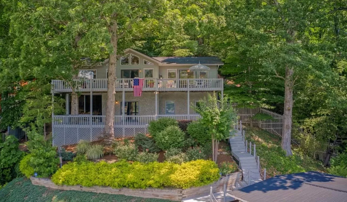 Home in Lake Lure property photo 3