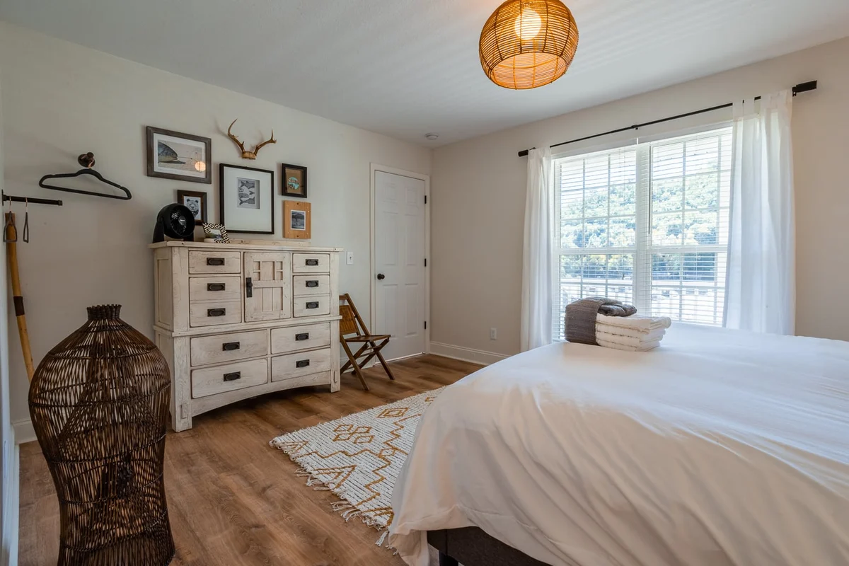 Bedroom 3 image 1