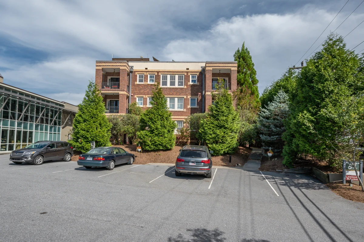 Apartment in Hendersonville property photo 4