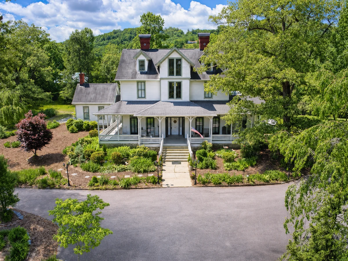 Home in Hendersonville property photo 1