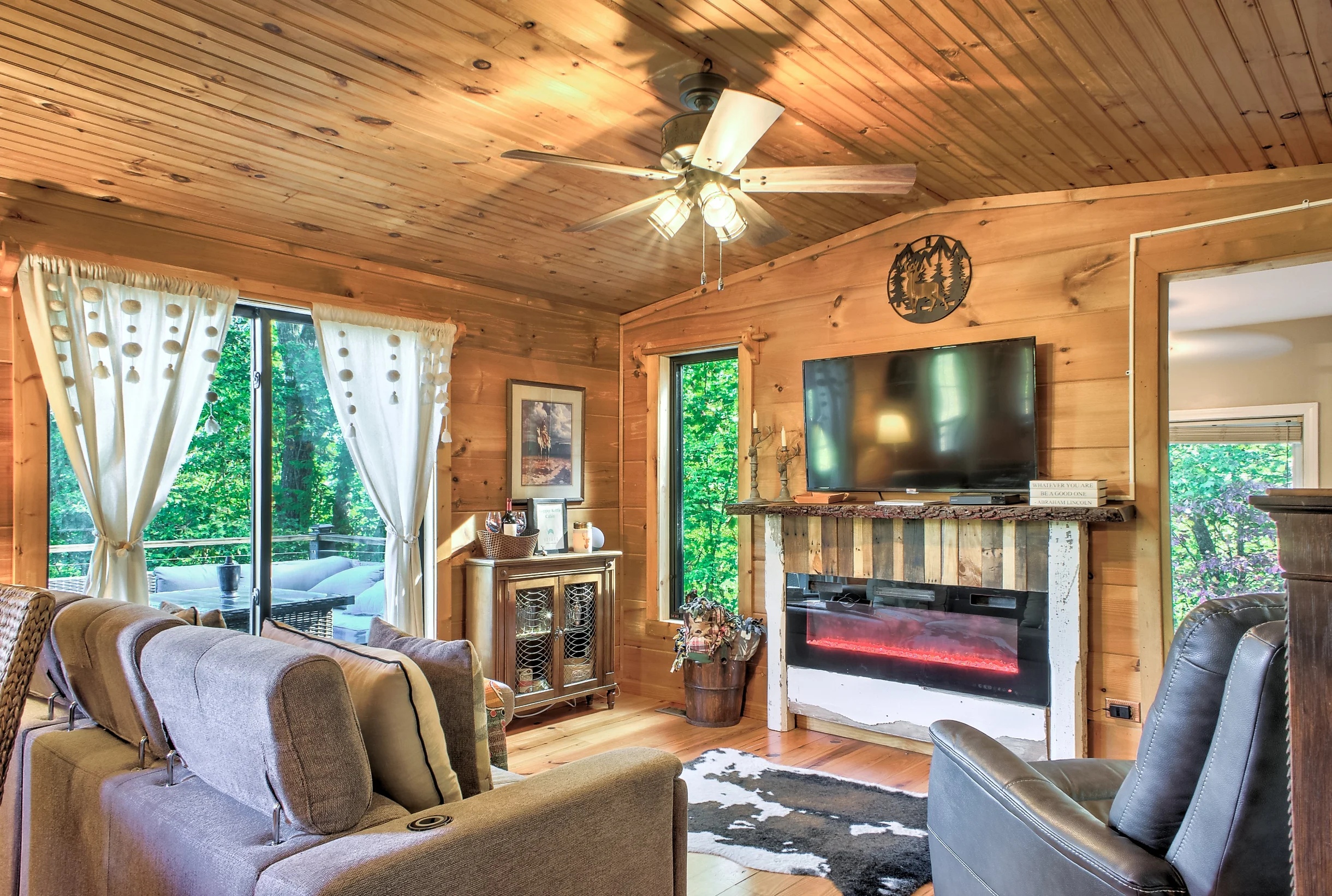 Home in Hendersonville property photo 3