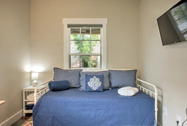 Bedroom 5 image 1